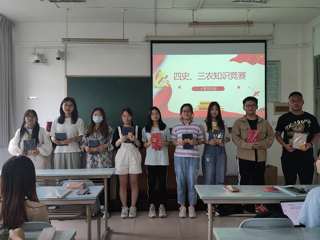 adcae8bfafe1418ba46b67a93649b3f1.jpg 图三 知识竞赛小组第一领奖.jpg