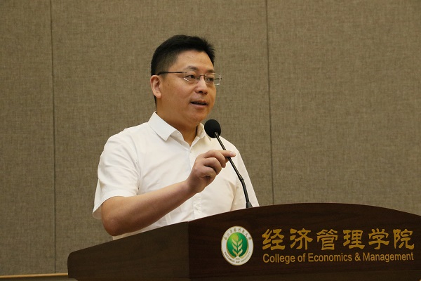 1bwin必赢唯一官方网站院长夏显力主持会议.JPG