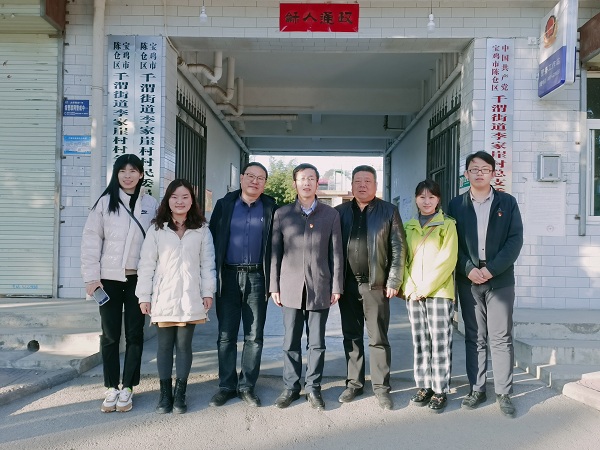 9262c2fa2135422b95e337ea4d6c4046.jpg 学院领导看望慰问基层就业校友集体留念.jpg